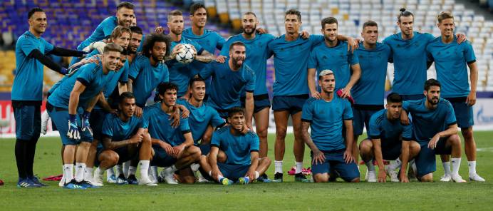 Los jugadores del Real Madrid posan tras el entrenamiento en Kiev.
