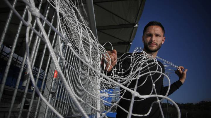 Florin Andone posa para el Diario AS en Abegondo