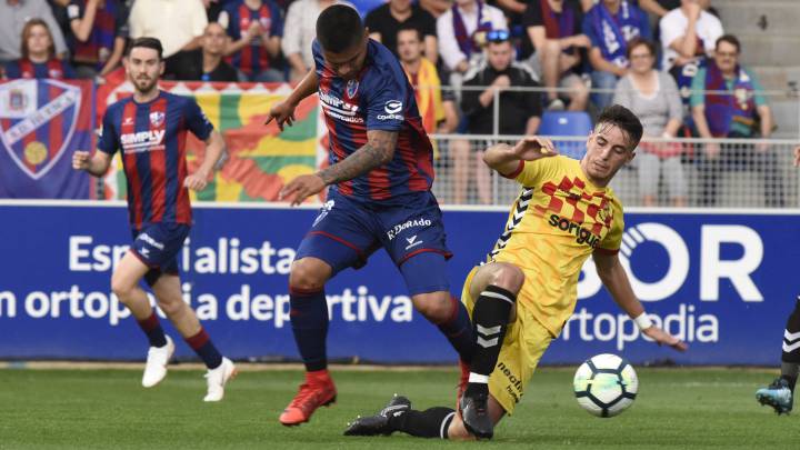 Una jugada del Huesca-Nàstic.