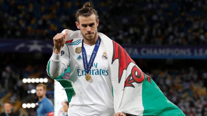 El futbolista del Real Madrid, Gareth Balem con su medalla de campeón de la Champions League y la bandera de Gales.