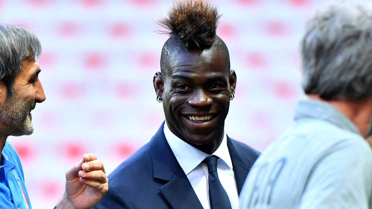 Francia se enfrenta a la nueva Italia de Mancini y Balotelli