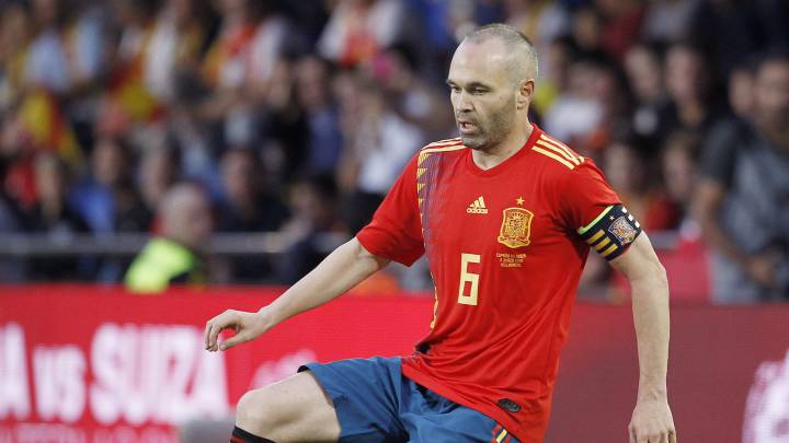 Ovation for Iniesta on his last game in Spain