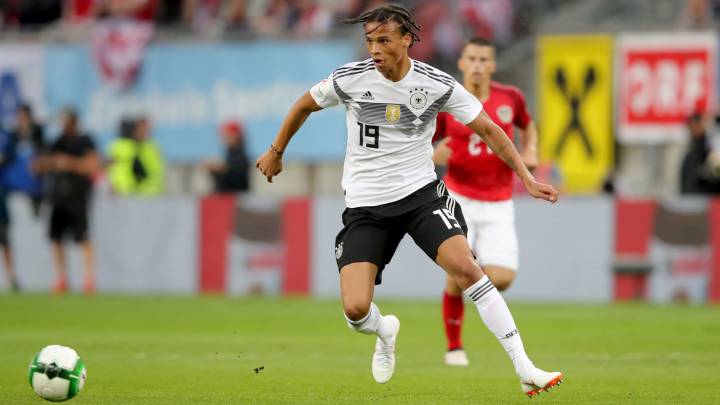 Leroy Sane controla un balón durante un amistoso entre Alemania y Austria.