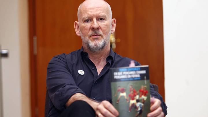 El filósofo Simon Critchley posa para As con su último libro: 'En qué pensamos cuando pensamos en fútbol'.