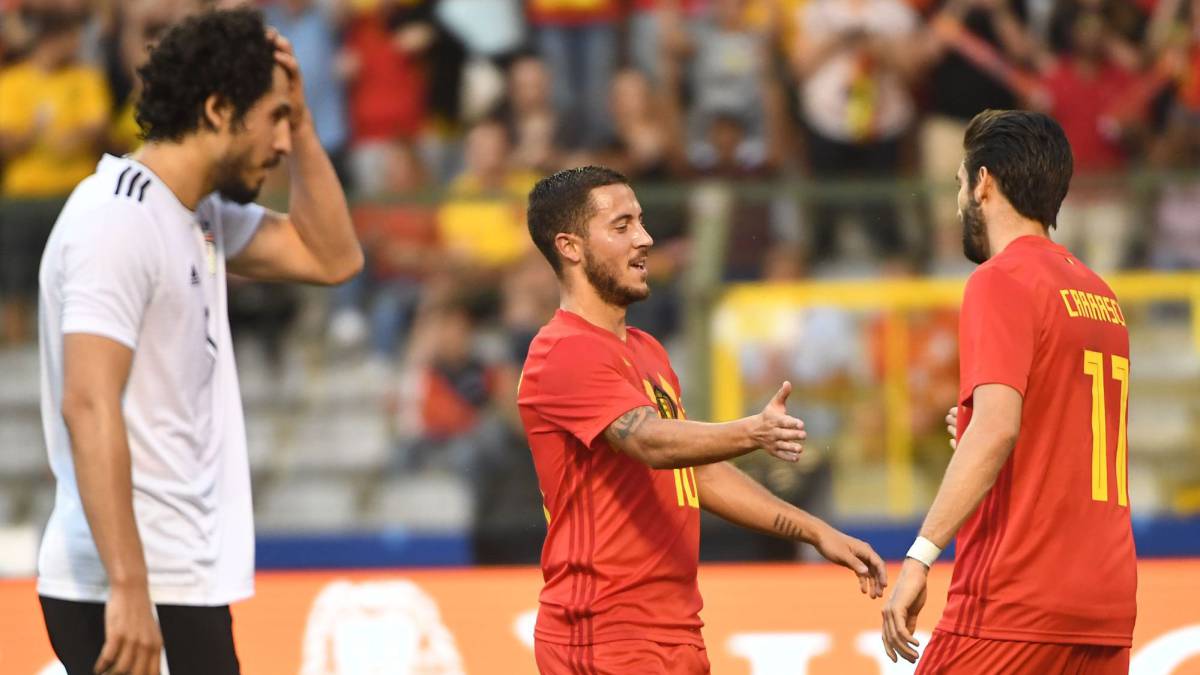 Hazard celebra un gol con Carrasco