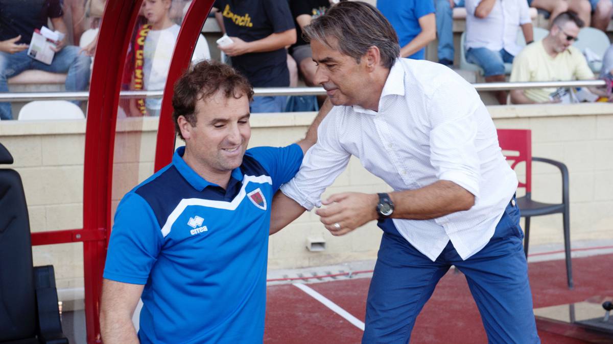 Arrasate y González se saludan antes de uno de sus enfrentamientos.