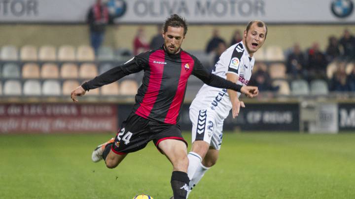 Jorge Miramón disputando un partido del Huesca este temporada