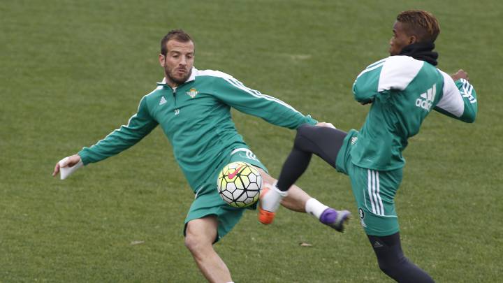 El Betis y Rafael Van der Vaart concluyen su vinculación. El holandés ha estado cedido dos años en el Midtjylland pero el Betis pagaba el 40 por ciento.