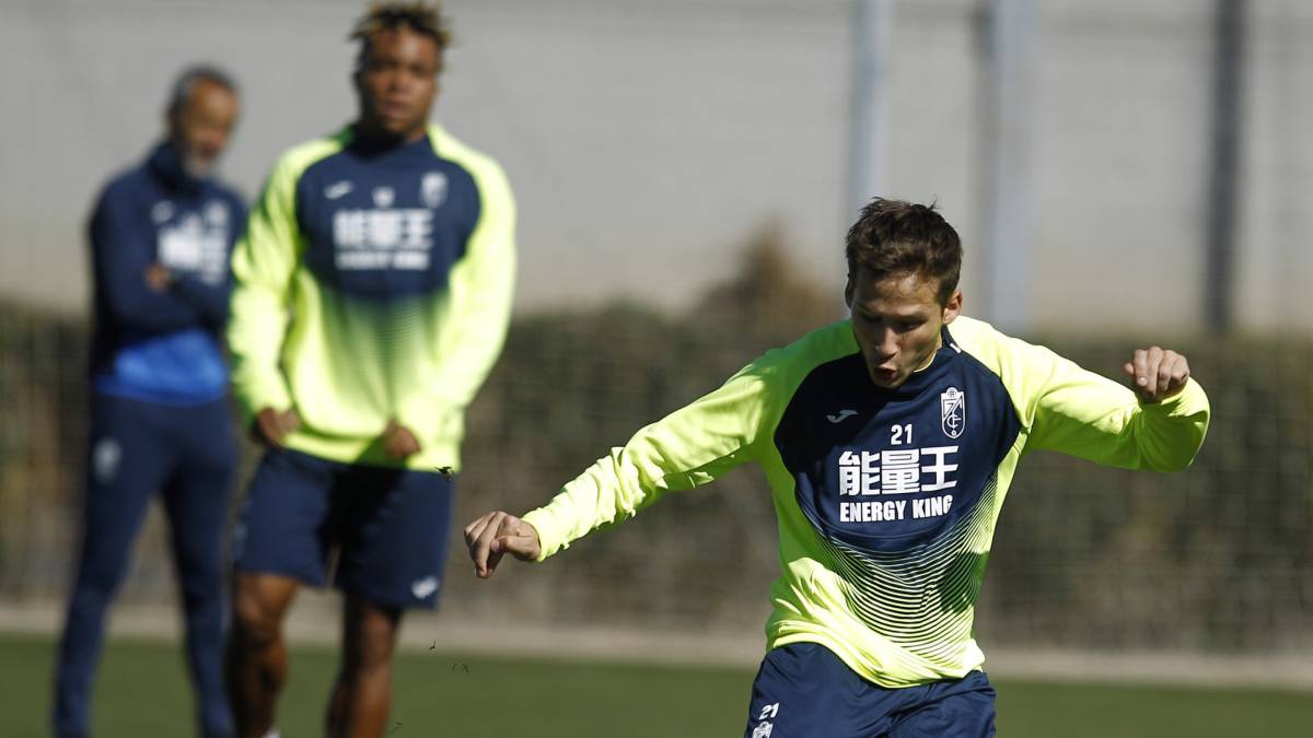 Andrew Hjulsager golpea el balón durante un entrenamiento con el Granada.