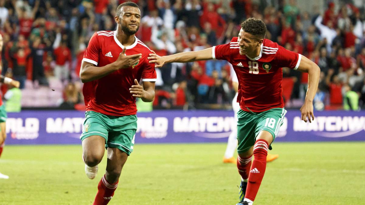 El delantero marrueco Ayoub El Kaabi (i) celebra con su compañero de equipo Amine Harit (d) después de marcar el 1-1