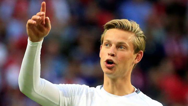 De Jong: Barcelona closing in on Ajax midfielder