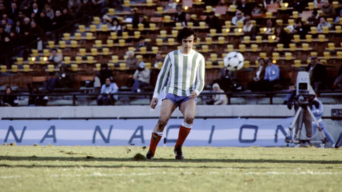 ALT:Michel Platini, jugando con la indumentaria blanquiverde del Atlético Kimberley durante el Mundial de 1978, en Mar de Plata.