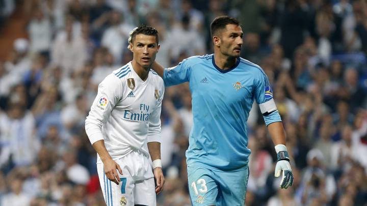 El Sporting de Lisboa quiere al portero del Betis Antonio Adán "esta semana". Adán es uno de los que apuntan a salir de Heliópolis durante este verano.