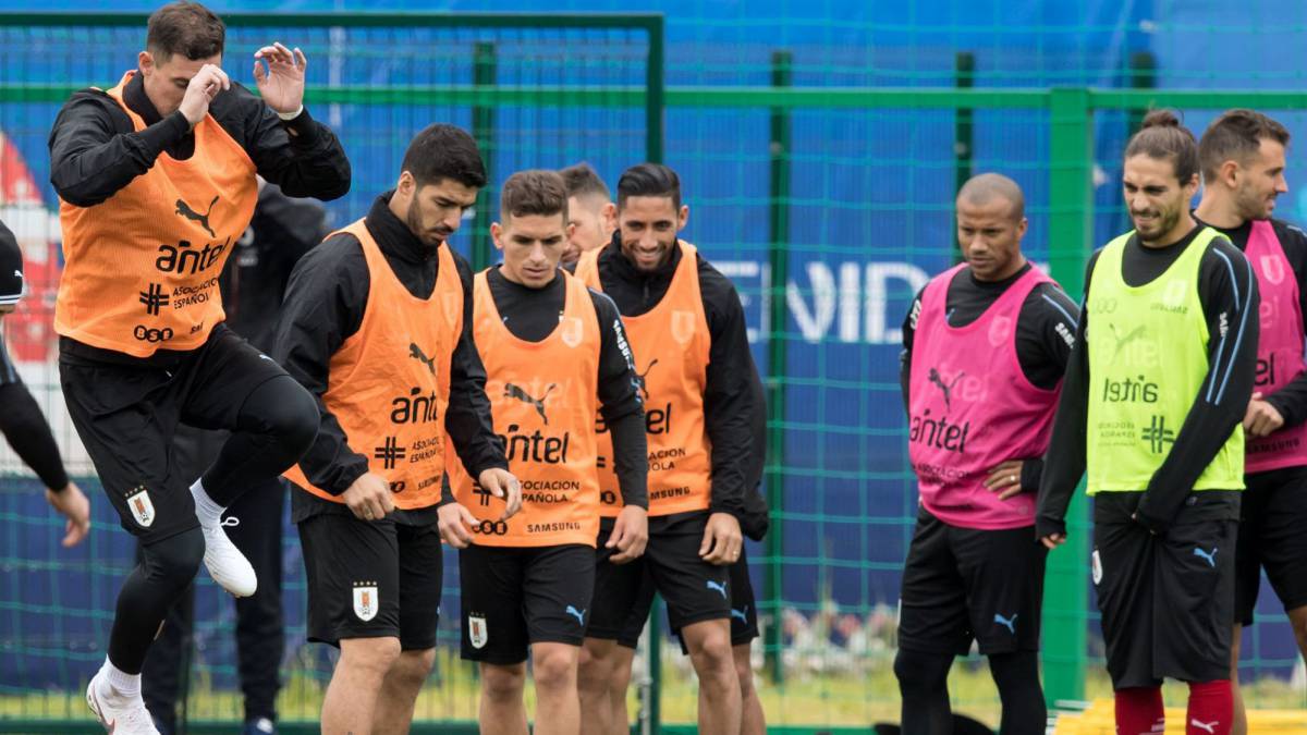 El combinado de Oscar Tabárez contó con todo el plantel, con el que trabajo para definir el once inicial y viajará a 1300 al este para medirse a Egipto el viernes.