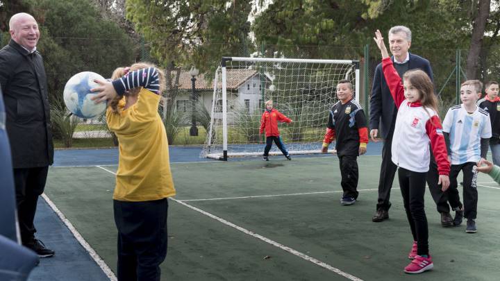 Macri recibe a 11 niños que saldrán al campo con Argentina.