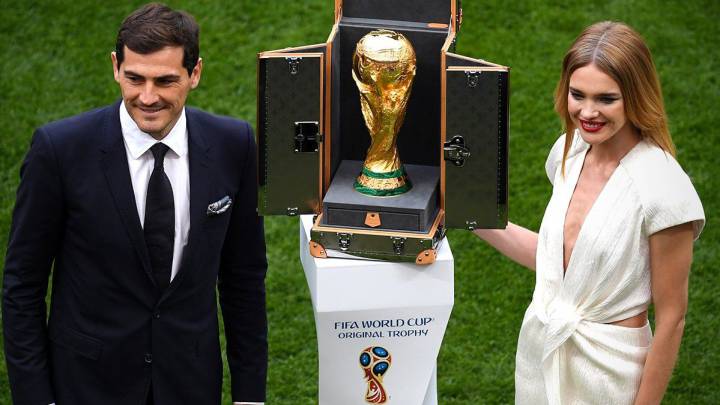 Casillas entregó la Copa junto a la modelo Natalia Vodianova