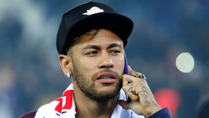 Neymar habla por teléfono en las celebraciones del título de Liga con el PSG.