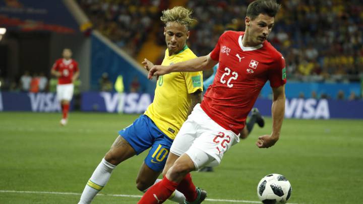 Schär le roba un balón a Neymar en el Brasil - Suiza del Mundial 2018