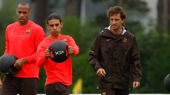Francesc Cos, con Henry y Márquez, en un entrenamiento del Barcelona durante la pretemporada de 2008.