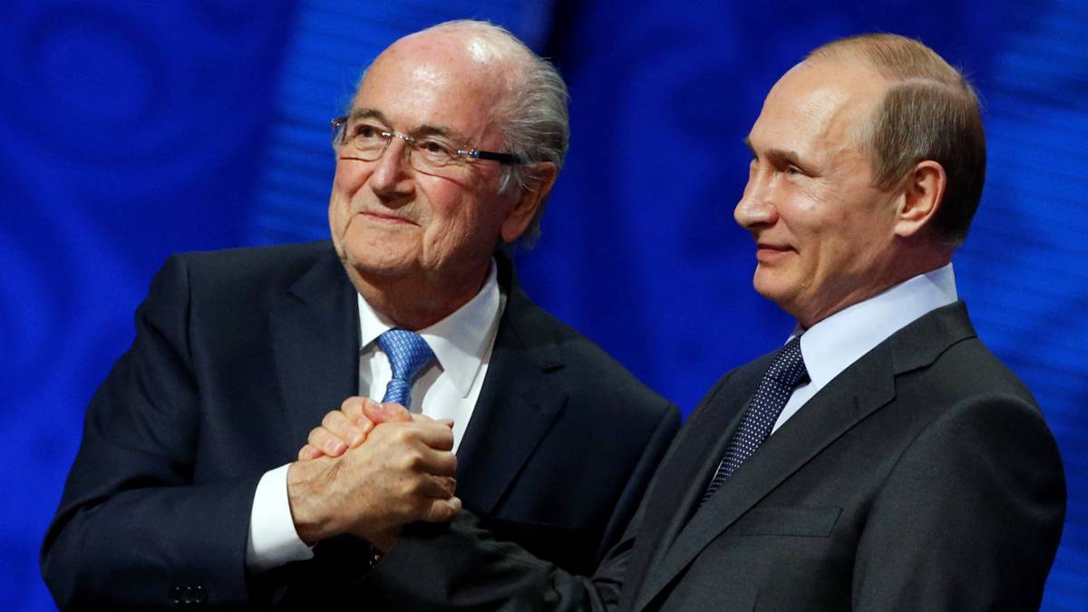 El ex presidente de la FIFA presenciará el Brasil - Costa Rica antes abandonar el país donde se disputa la cita mundialista. Fue invitado por el mandatario ruso al Kremlin.