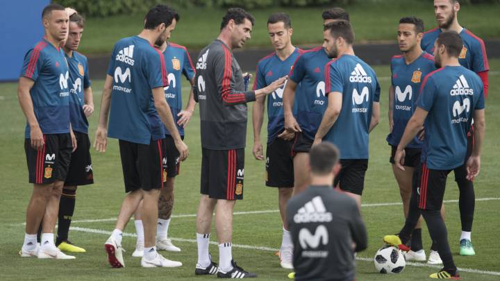 Fernando Hierro, seleccionador nacional, durante el entrenamiento de España
