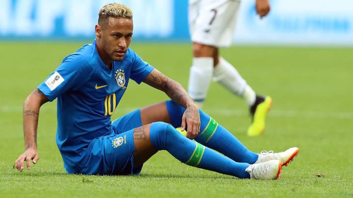 Neymar, en el suelo, en un lance del partido que enfrentó a Brasil y Costa Rica en San Petersburgo.