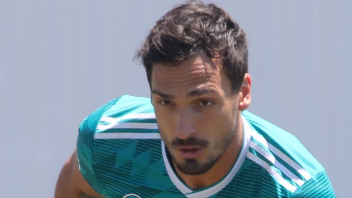 El central, Mats Hummels, se reincorpora al grupo para el trascendental partido tras lesionarse en el cuello y causar baja ante la selección de Suecia.