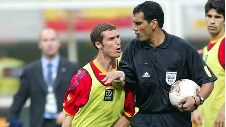 Los jugadores españoles protestan a Al-Ghandour tras el polémico arbitraje que dejó a España fuera del mundial de 2002