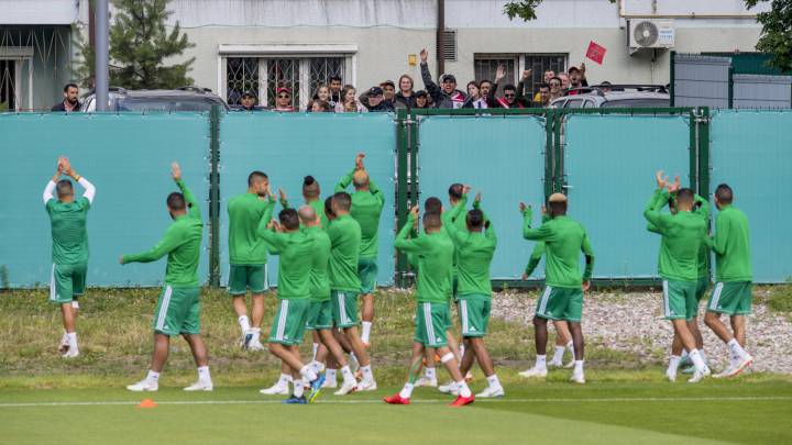 Los jugadores de Marruecos aplauden a su afición