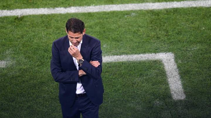 Fernando Hierro, pensativo tras el empate de España.