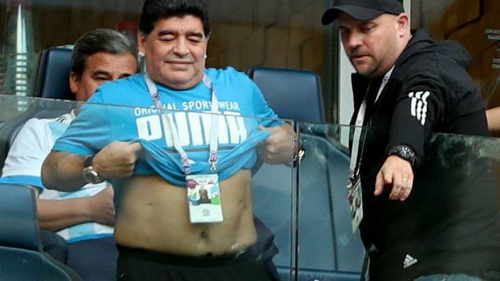 El show de Maradona: de enseñar la tripa a quedarse dormido.