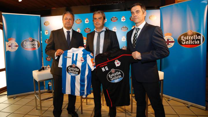 Carmelo del Pozo, primero en la imagen, trabaja en los nuevos contratos.