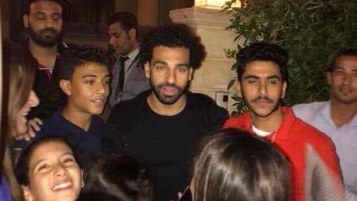 Salah rodeado de fans.