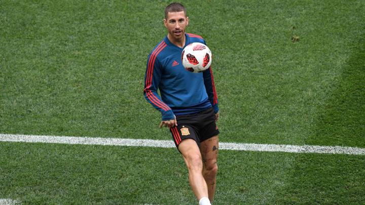 Sergio Ramos controla un balón en un entrenamiento de la Selección.