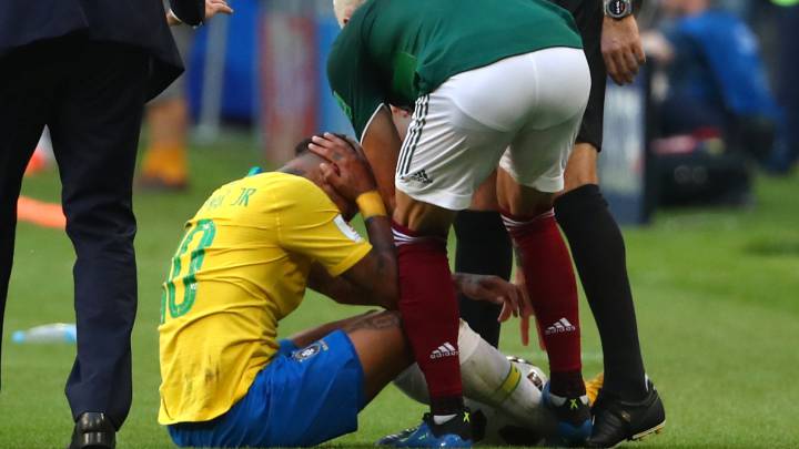 Instante en e que Layún pisa el tobillo derecho de Neymar Jr.