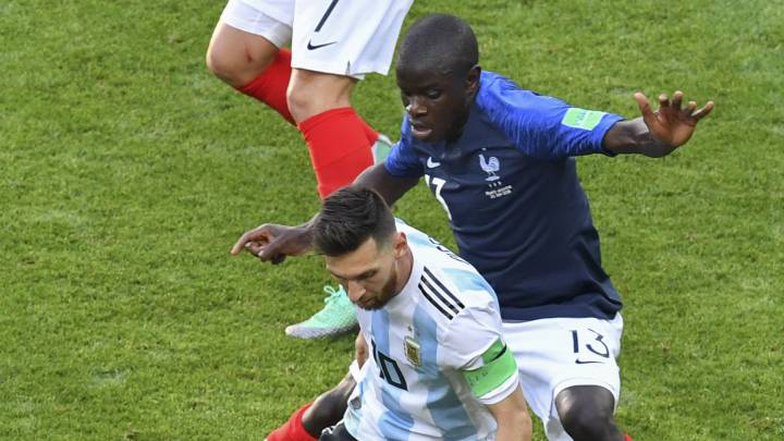 Deschamps y los compañeros del mediocentro francés se rinden ante uno de los mejores de la selección gala en lo que va de Mundial.