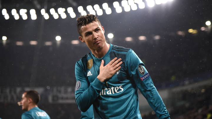 Cristiano Ronaldo agradece al público del Juventus Stadium su ovación tras el gol de chilena.