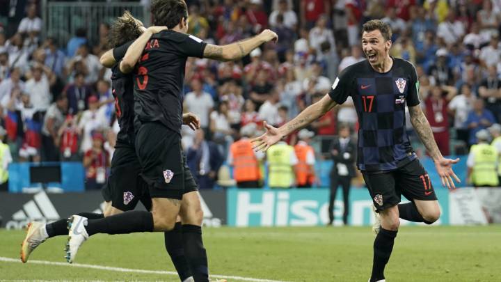 Mario Mandzukic junto a sus compañeros durante el enfrentamiento con Rusia.