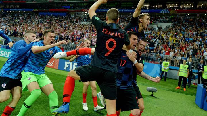 Mientras los croatas celebraban en campo rival el 2-1, que significaba el pase a la final, los ingleses buscaron sacar con celeridad de centro para buscar el gol del empate.