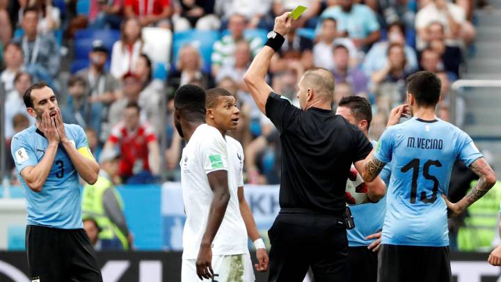 Néstor Pitana, arbitrando el Francia-Uruguay.