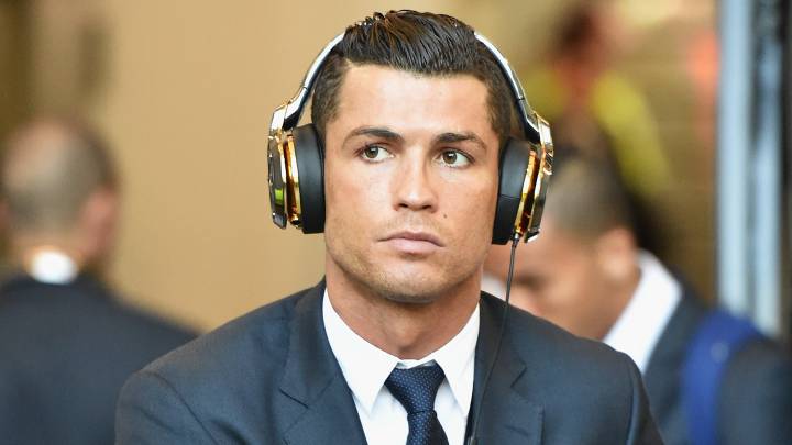 Cristiano de traje