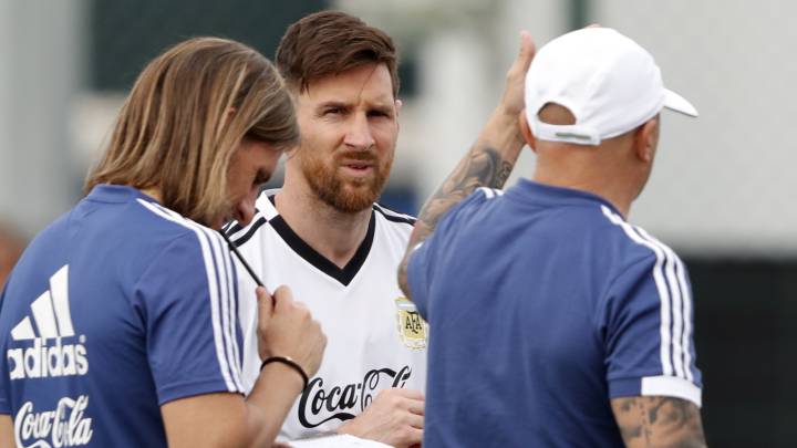 Messi atiende las instrucciones de Jorge Sampaoli cerca de Sebastián Beccacece en un entrenamiento de Argentina previo al Mundial de Rusia 2018.