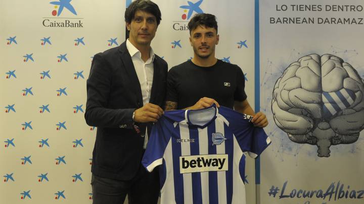 El Alavés presentó al polivalente Ximo Navarro