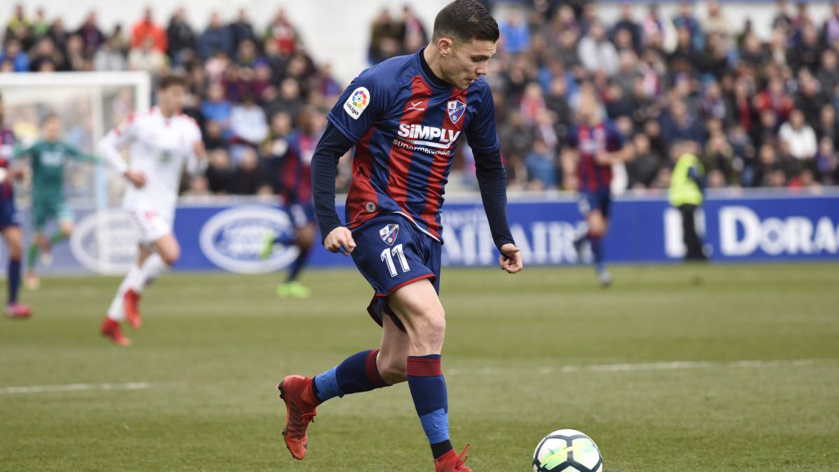Álex Gallar, en un partido con el Huesca.