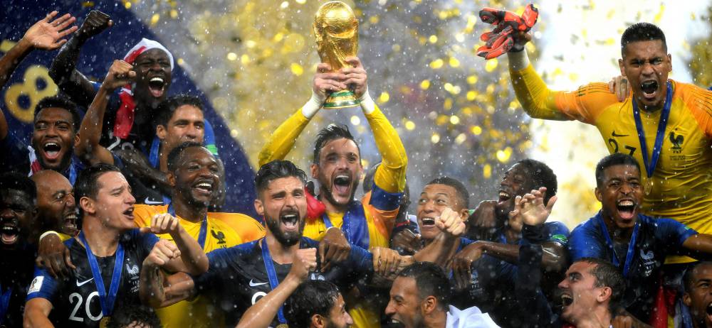 Los jugadores de Francia levantan el título mundial.