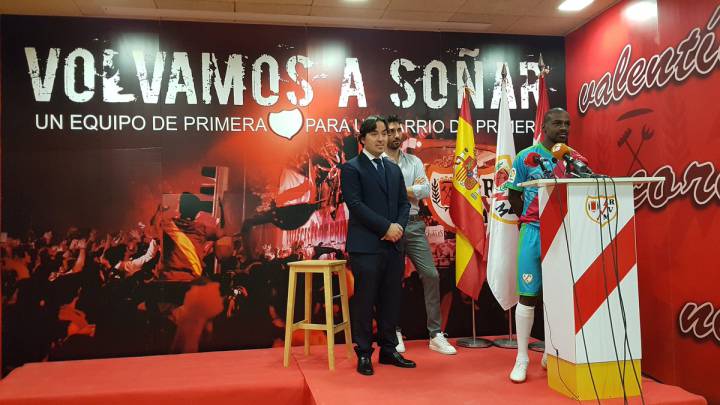 Kakuta es presentado con el Rayo Vallecano.