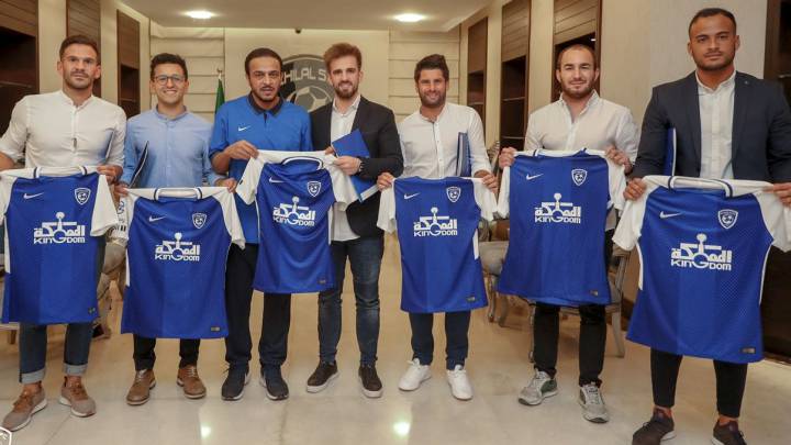 El español Josep Cifre y su equipo posan con la camiseta del Al Hilal.