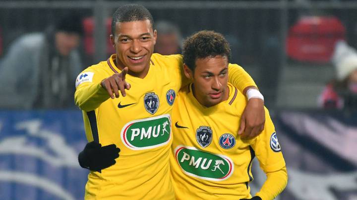Mbappé celebra un gol con Neymar