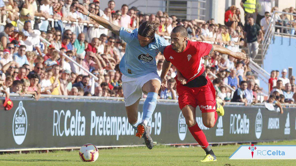 Okay Yokuslu pelea un balón con un futbolista del Córdoba durante el amistoso celebrado en el campo de Baltar.