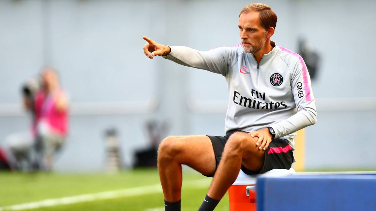 Tuchel da órdenes en un entrenamiento